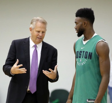 雪花飘飘北风萧萧，记者：世界杯抽签仪式场外下着大雪（大雪纷飞北风呼啸，世界杯抽签仪式场外寒风凛冽）