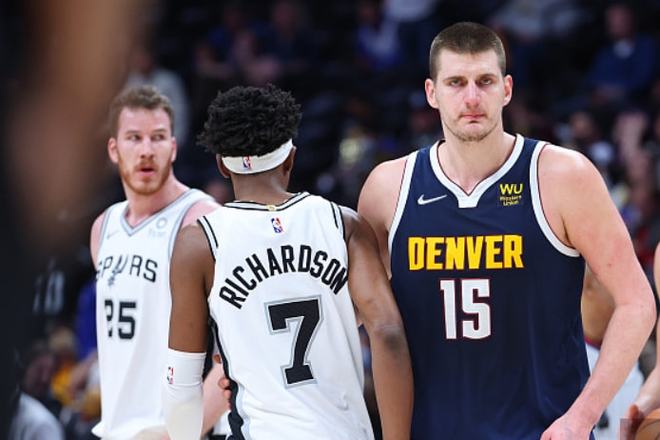 澳超半场：桑托斯破门被吹，麦克阿瑟暂0-0墨尔本胜利（澳超半场战报：桑托斯进球遭判无效，麦克阿瑟与墨尔本胜利0-0互交白卷）