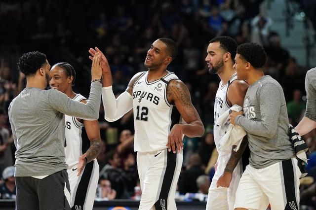 图片报：因两名前锋状态差，多特考虑冬窗签维罗纳前锋焦瓦内（图片报称多特因两锋低迷，计划冬窗追维罗纳前锋焦瓦内）