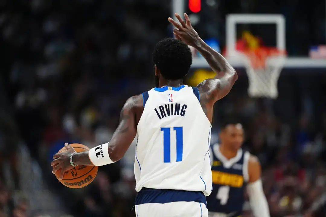 劳塔罗飞铲罗伯逊染黄，国米战利物浦上半场13分钟现争议（国米vs利物浦上半场第13分钟爆争议：劳塔罗飞铲罗伯逊被黄牌警告）